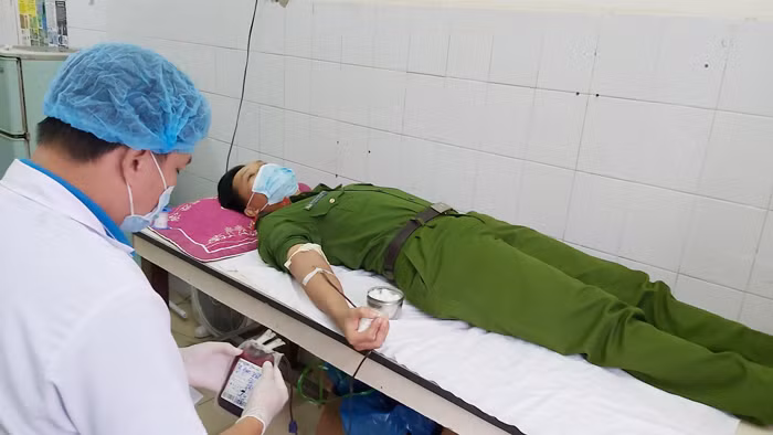 Trung uý Công an kịp thời hiến máu cứu người -0