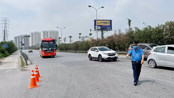 Phối hợp chốt trực, phân luồng đảm bảo an toàn giao thông đến tết Nguyên đán ảnh 3