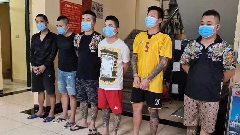 Chế “bom bẩn” ném vào nhà con nợ -0