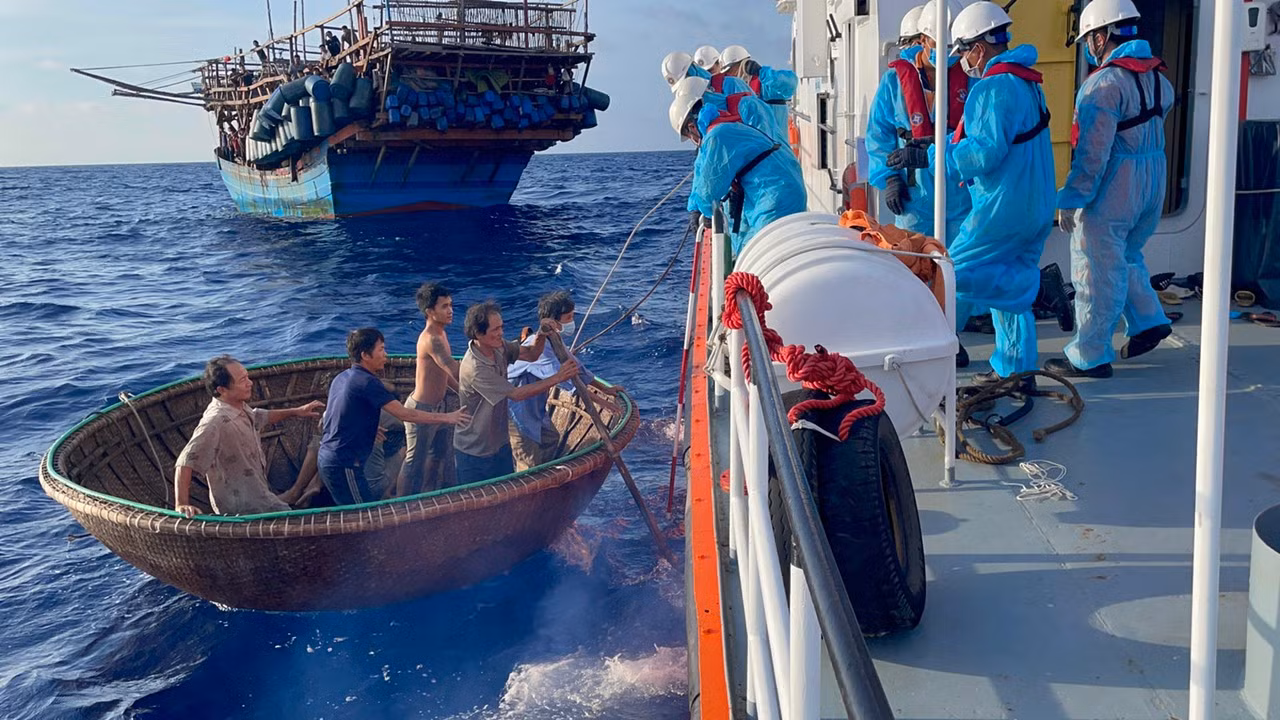 Vượt sóng gió cứu nạn ngư dân lâm bệnh nặng từ ngoài khơi vào bờ -0