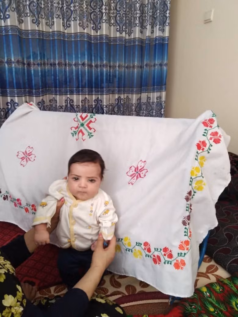 Hoảng loạn, cặp vợ chồng Afghanistan đưa con cho binh sĩ Mỹ khi sơ tán khỏi Kabul -0