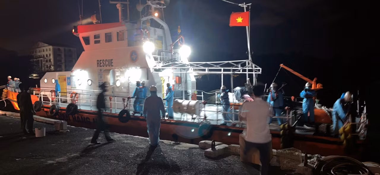 Vượt sóng gió cứu nạn ngư dân lâm bệnh nặng từ ngoài khơi vào bờ -0