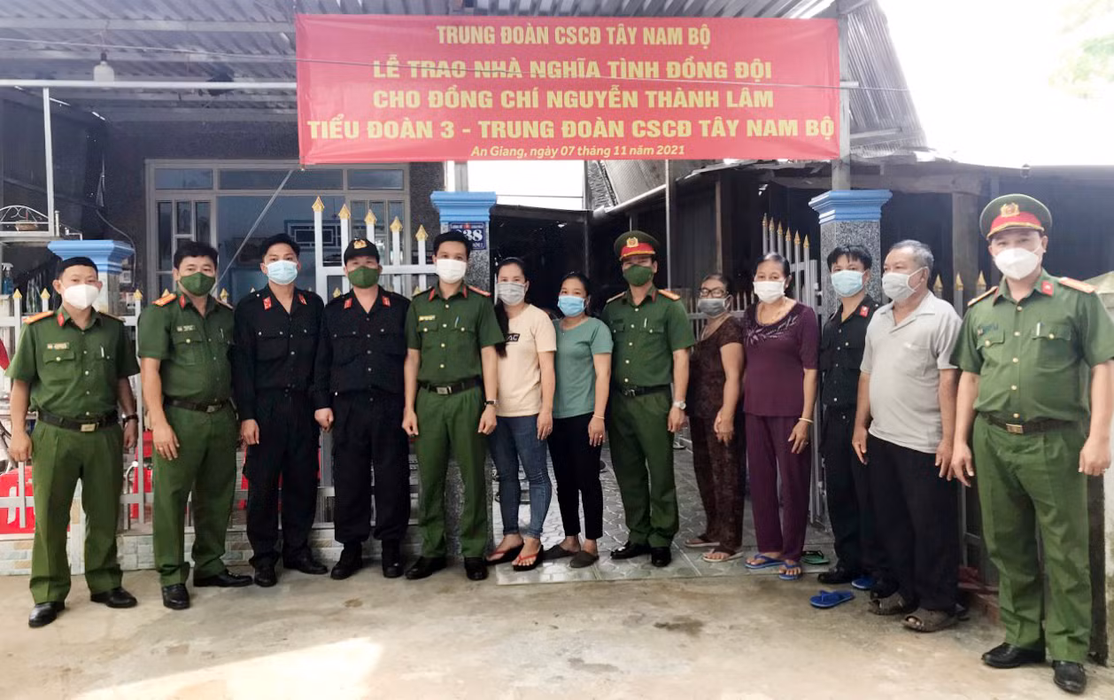 Trung đoàn CSCĐ Tây Nam Bộ bàn giao Nhà nghĩa tình đồng đội -0