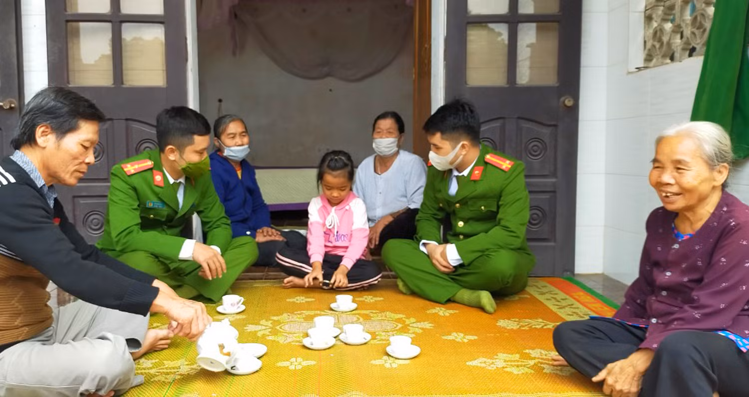 Gặp lại cháu bé thoát chết từ miệng hà bá -0