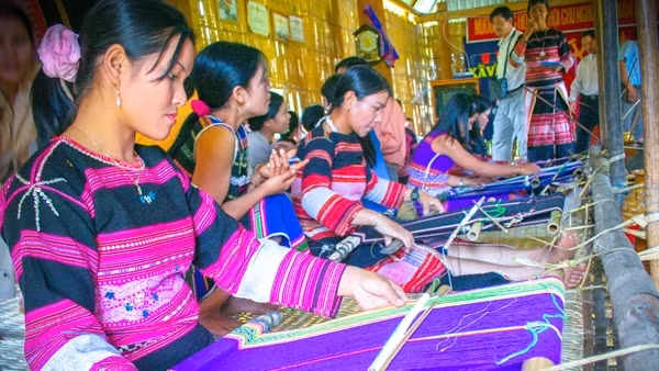 Phát triển nghề dệt thổ cẩm gắn với du lịch cộng đồng