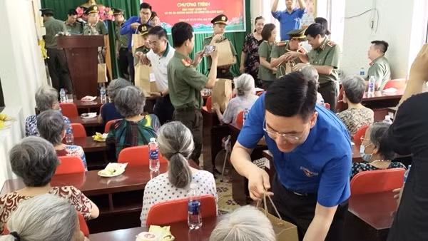 Tri ân người có công và tham quan các "địa chỉ đỏ" tại thành phố mang tên Bác