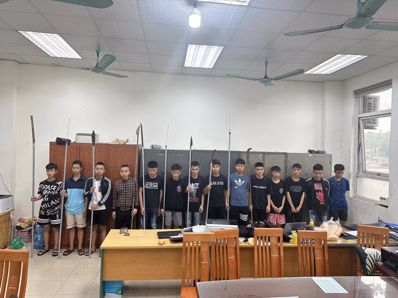 Giải quyết mâu thuẫn trên mạng, 17 đối tượng bị bắt về hành vi “Gây rối trật tự công cộng” -0