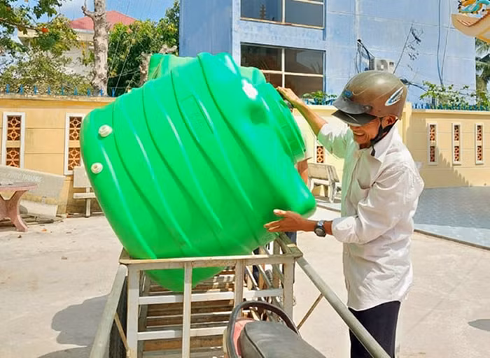 Tân Á Đại Thành trao tặng hàng trăm bồn nhựa Plasman, đồng hành người dân miền Tây vùng hạn mặn -0