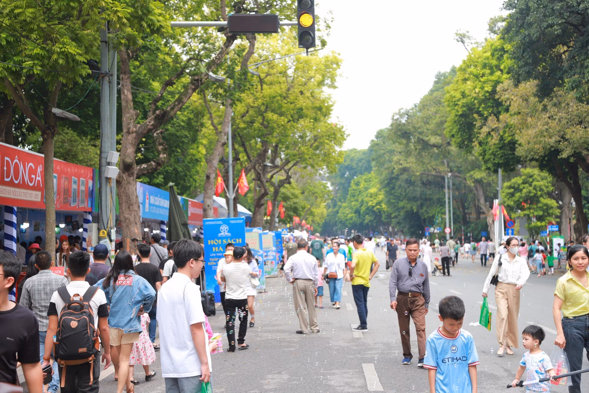 Hà Nội kéo dài hoạt động không gian đi bộ hồ Hoàn Kiếm trong dịp nghỉ lễ 30/4 và 1/5 -0