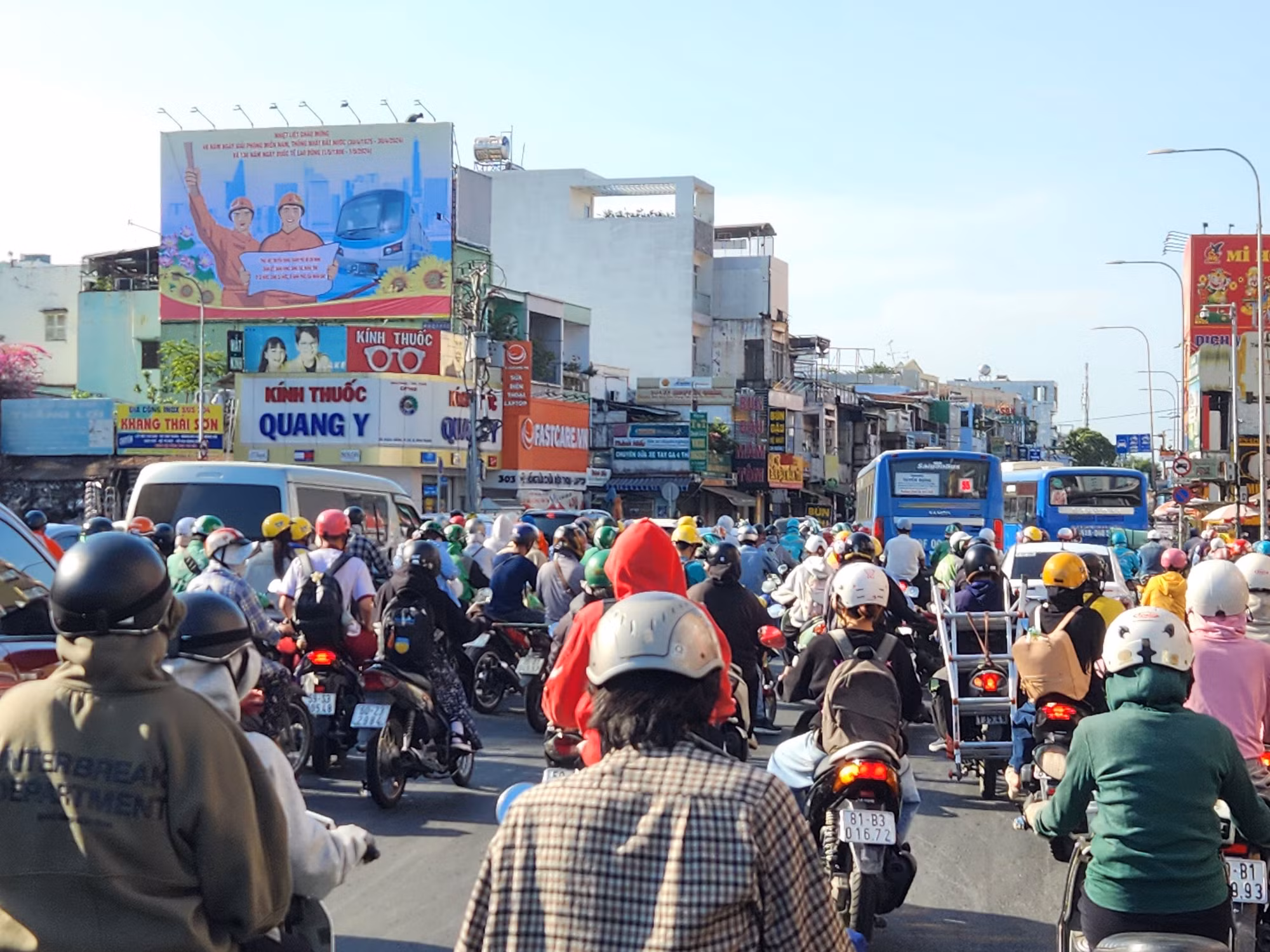 Người dân bắt đầu rời thành phố về quê nghỉ lễ 30/4 -3