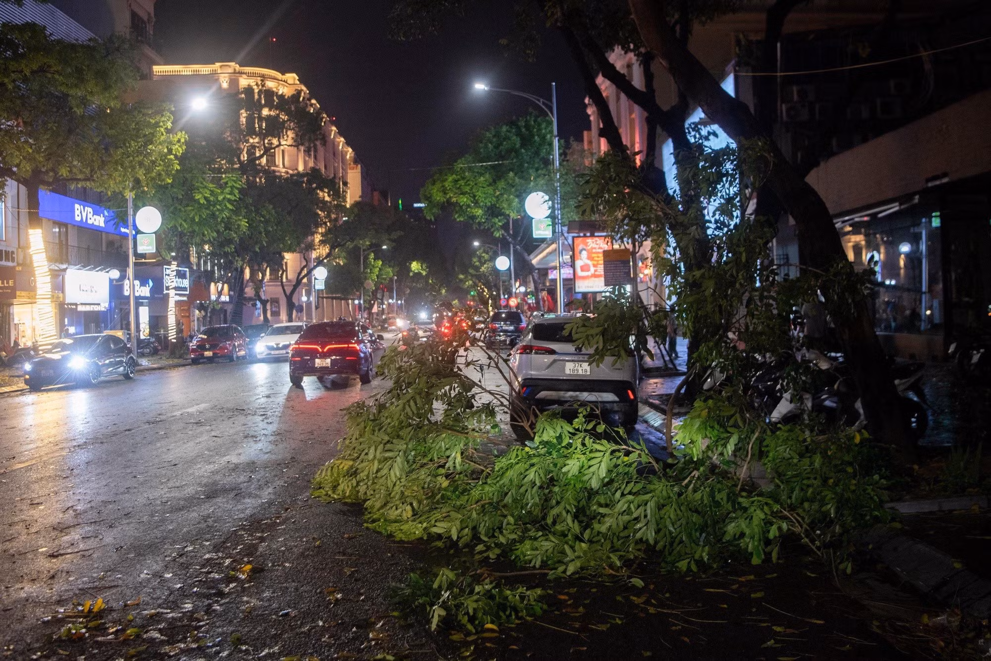 Công an Hà Nội ứng trực xuyên đêm&nbsp;khắc phục hậu quả mưa lớn -1
