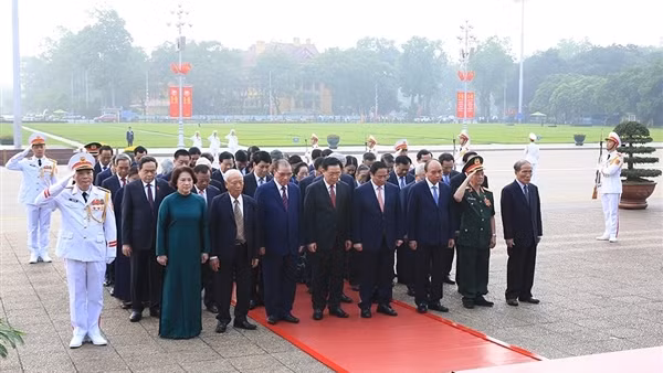 Lãnh đạo Đảng, Nhà nước và Bộ Công an vào Lăng viếng Chủ tịch Hồ Chí Minh