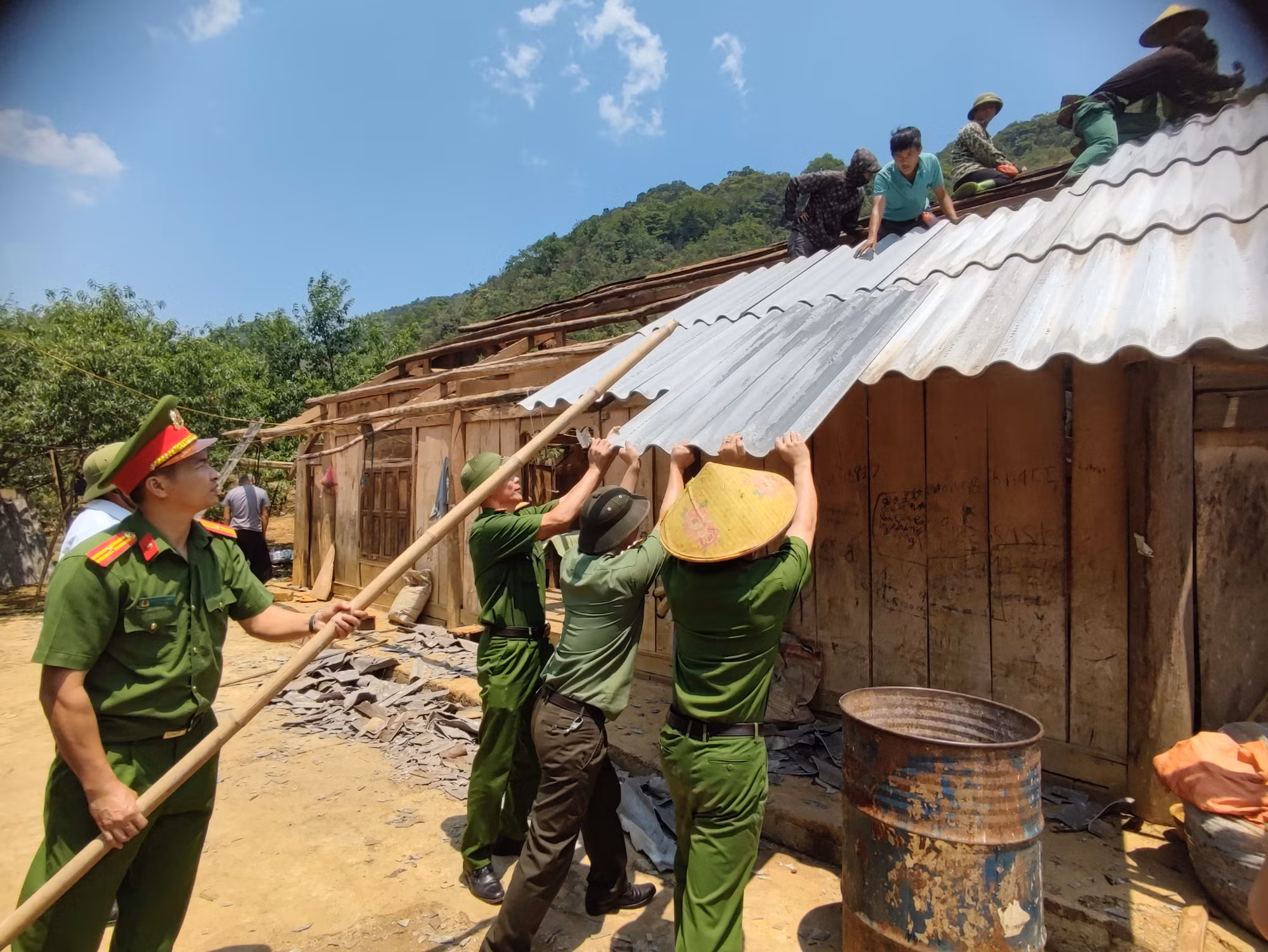 Công an Vân Hồ ra quân hỗ trợ nhân dân khắc phục hậu quả do mưa đá -0