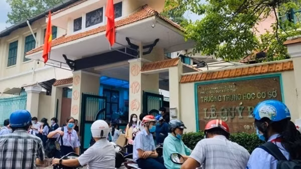 Một học sinh ở TP Hồ Chí Minh nhập viện nghi do hút thuốc lá điện tử