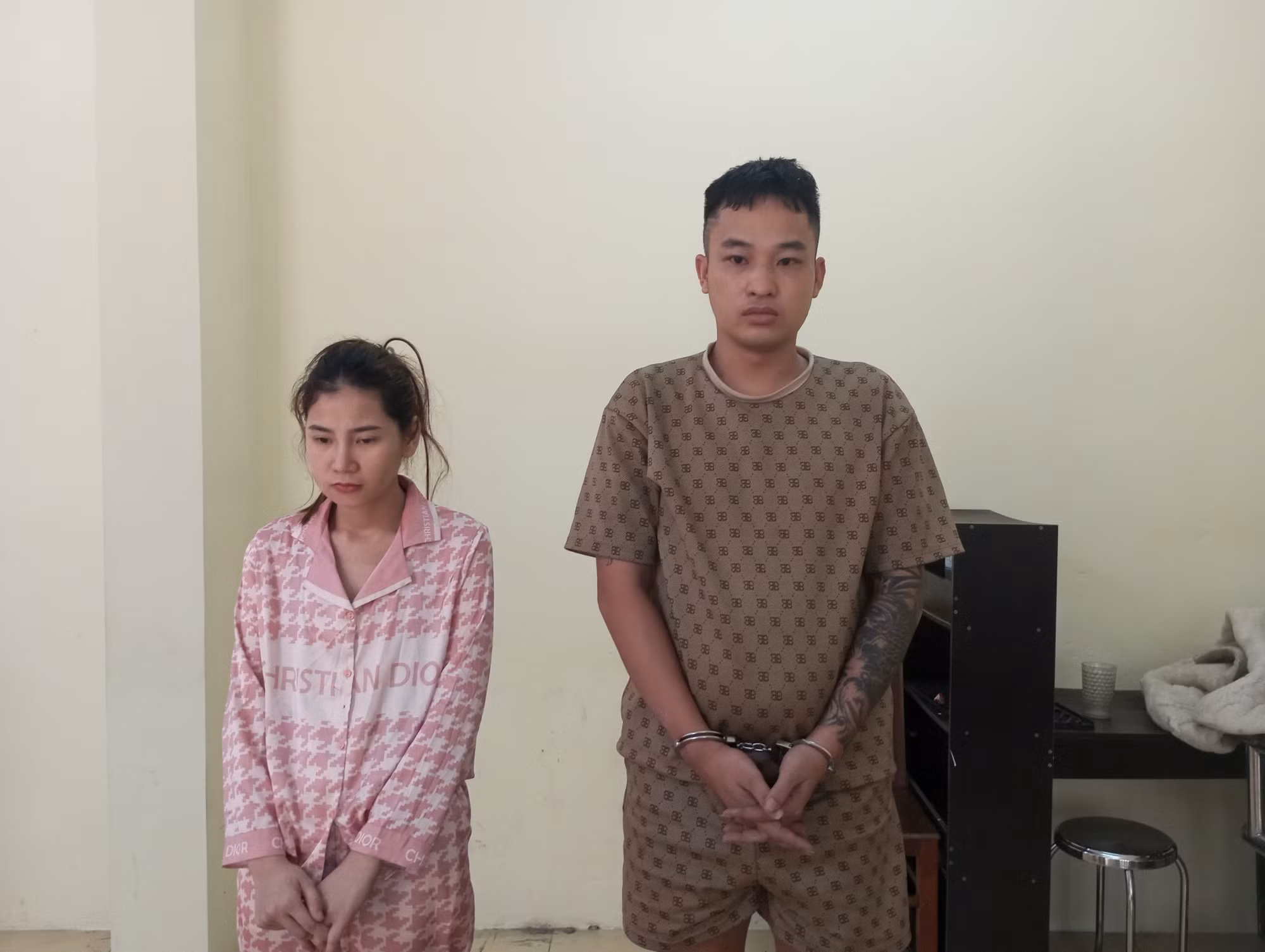 Tạm giữ cặp vợ chồng mua bán ma túy, tàng trữ 3 khẩu súng cùng nhiều viên đạn -0