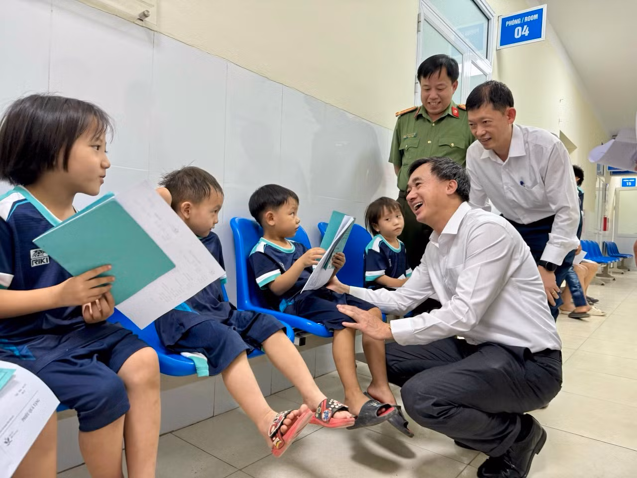 1.000 người nghèo Điện Biên được khám và cấp thuốc miễn phí -0