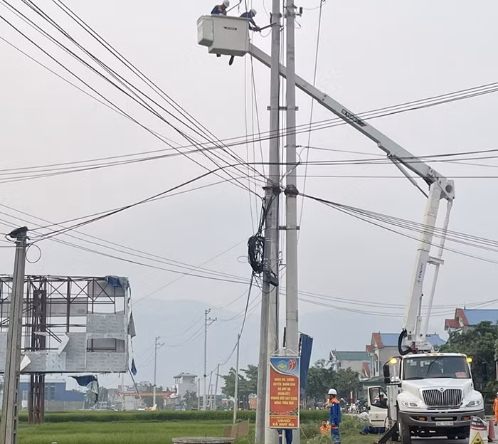 EVNNPC sẽ khắc phục xong sự cố do mưa lớn và lốc xoáy trong ngày 23/4 -0