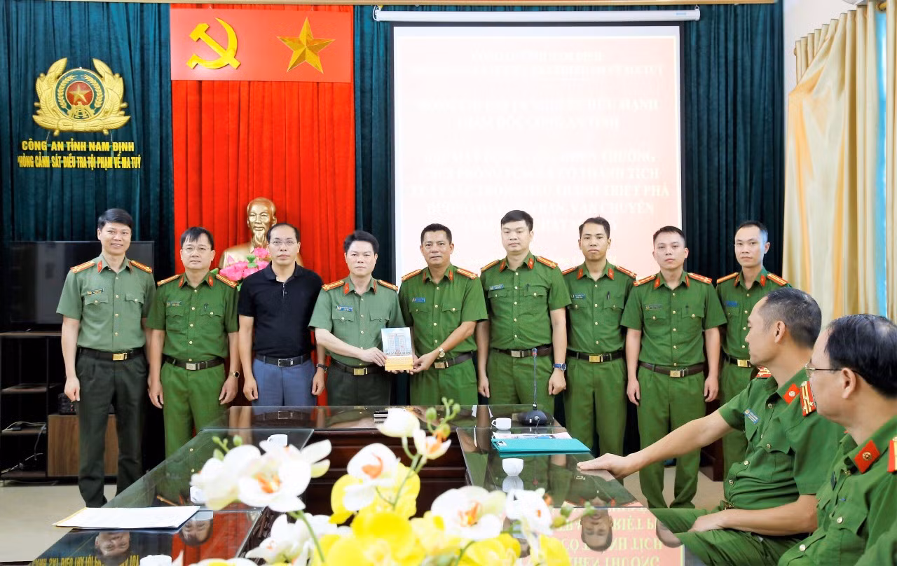 đại tá nguyễn hữu mạnh, giám đốc công an tỉnh nam định trao thưởng nóng cho phòng cảnh sát đttp về ma túy.jpg -0