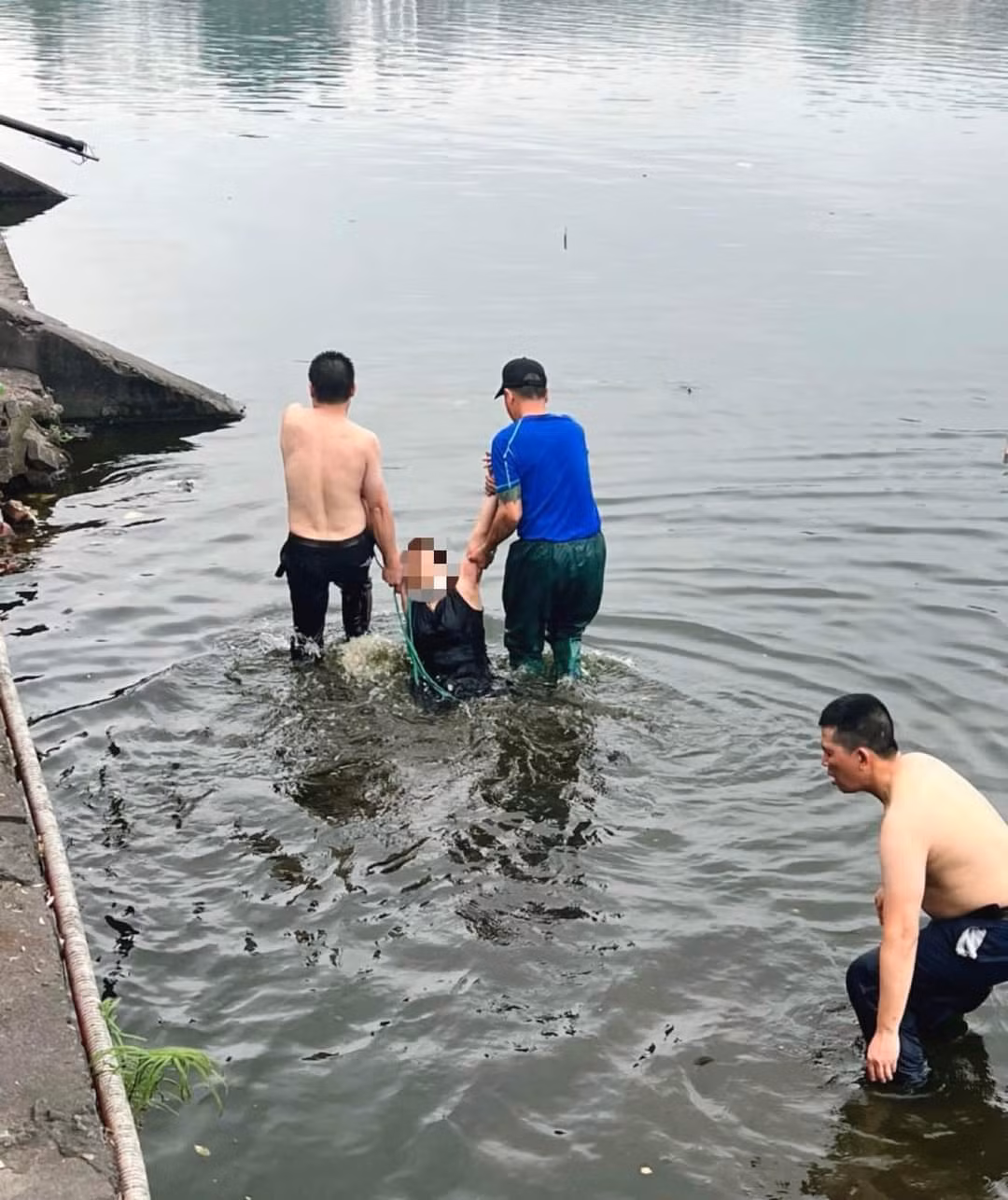 Công an phường kịp thời cứu người phụ nữ nhảy hồ tự tử -0