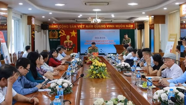 Bế mạc Trại sáng tác “Vì an ninh Tổ quốc và bình yên cuộc sống”