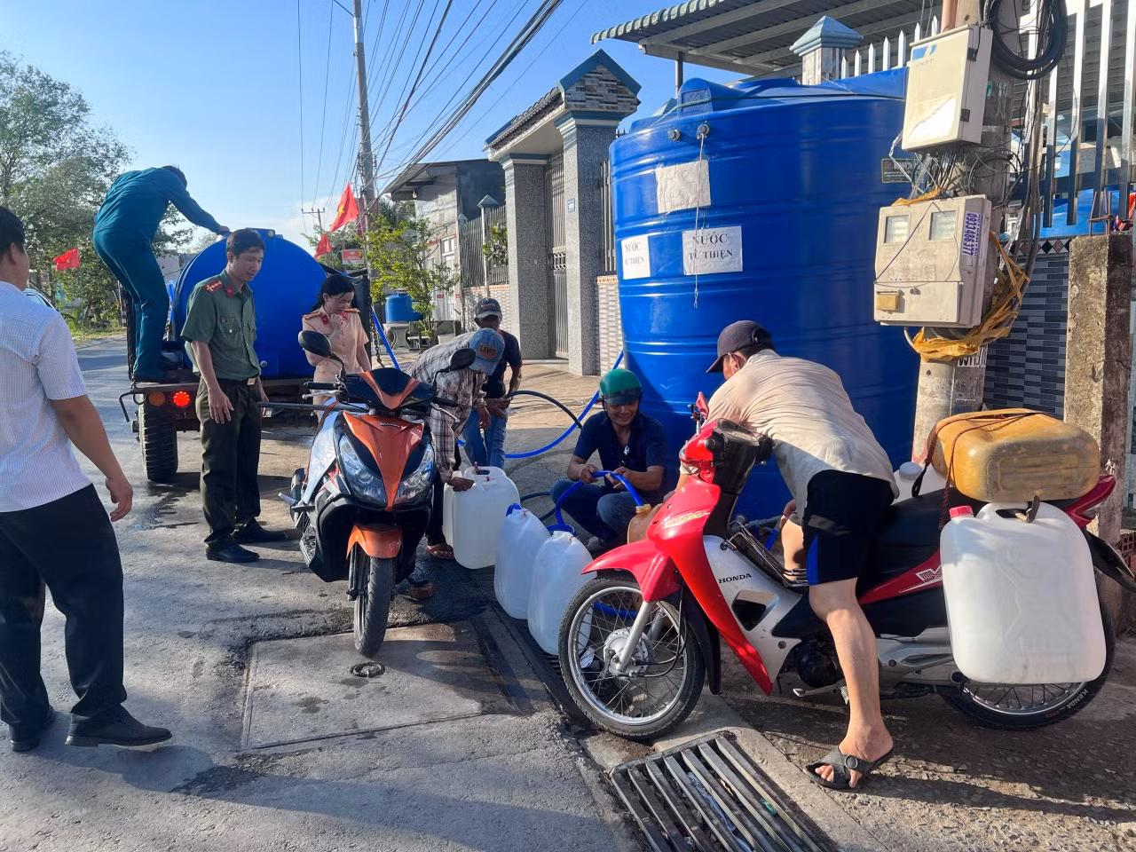 Công an Bến Lức cùng Hội phật giáo hỗ trợ Cần Giuộc 500m3 nước ngọt -1
