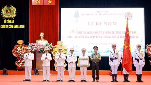 Học viện Chính trị CAND kỷ niệm 10 năm thành lập và đón nhận Huân chương Bảo vệ Tổ quốc