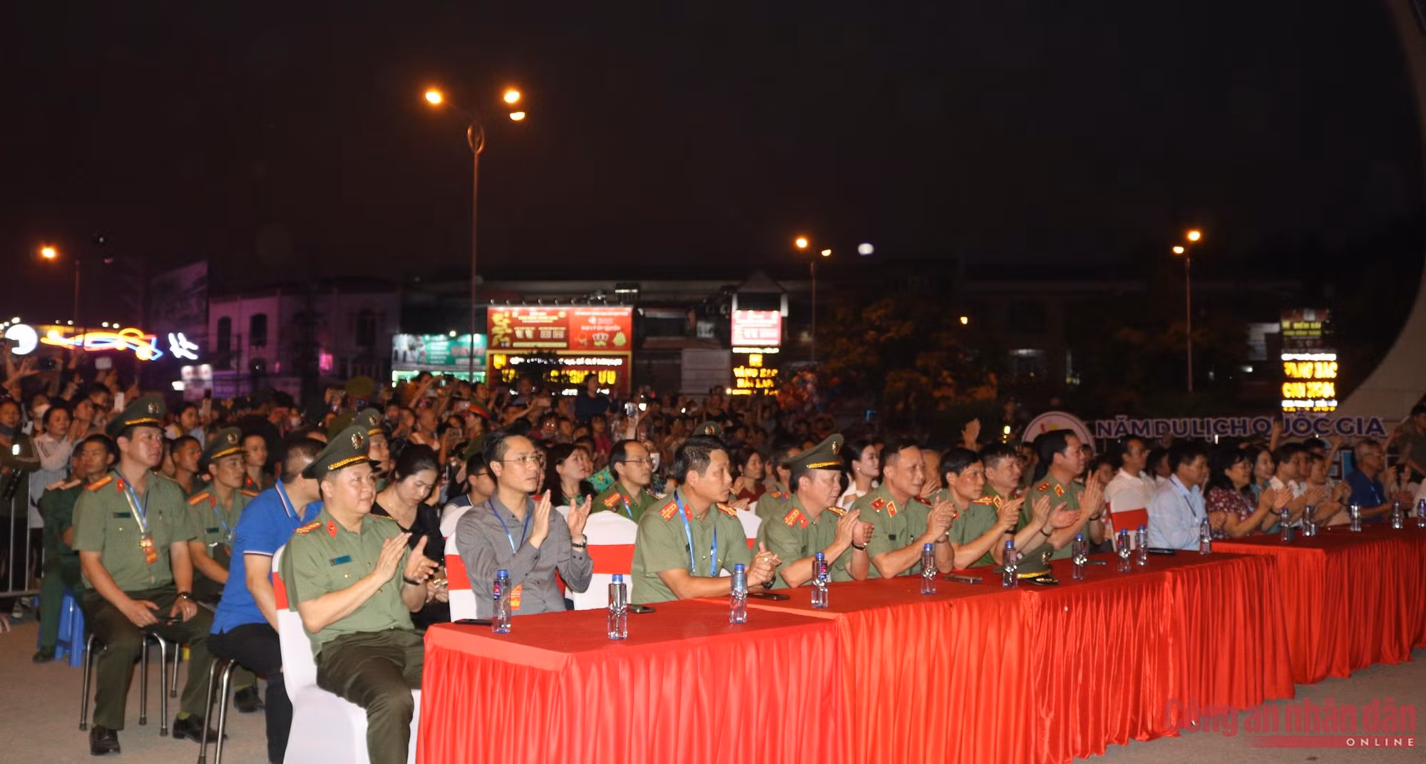 đại biểu tham dự chương trình nghệ thuật “điện biên phủ - sáng mãi thiên sử vàng” .jpg -0