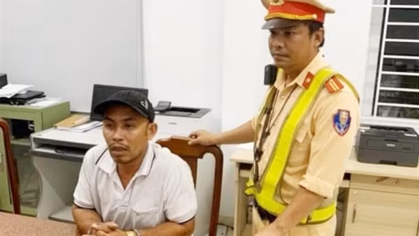 Cảnh sát giao thông phối hợp bắt đối tượng truy nã