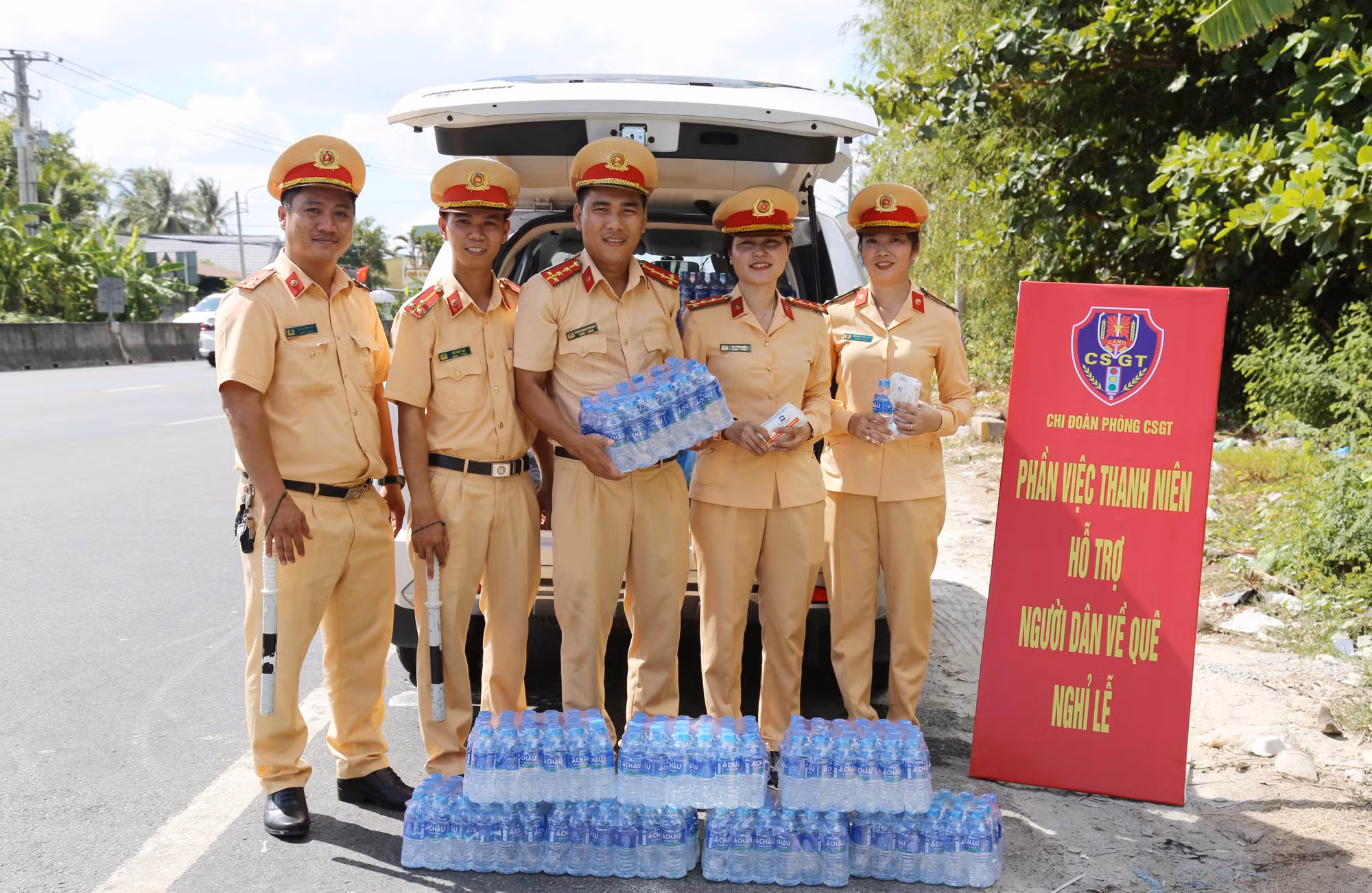 CSGT Công an Sóc Trăng hỗ trợ người dân về quê nghỉ lễ -1