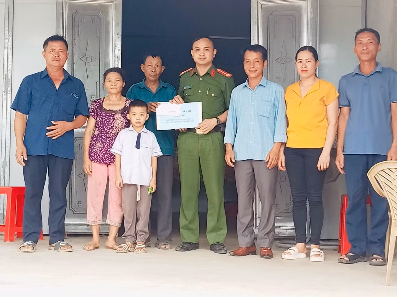 công an xã điền mỹ nhận đỡ đầu.jpg -0