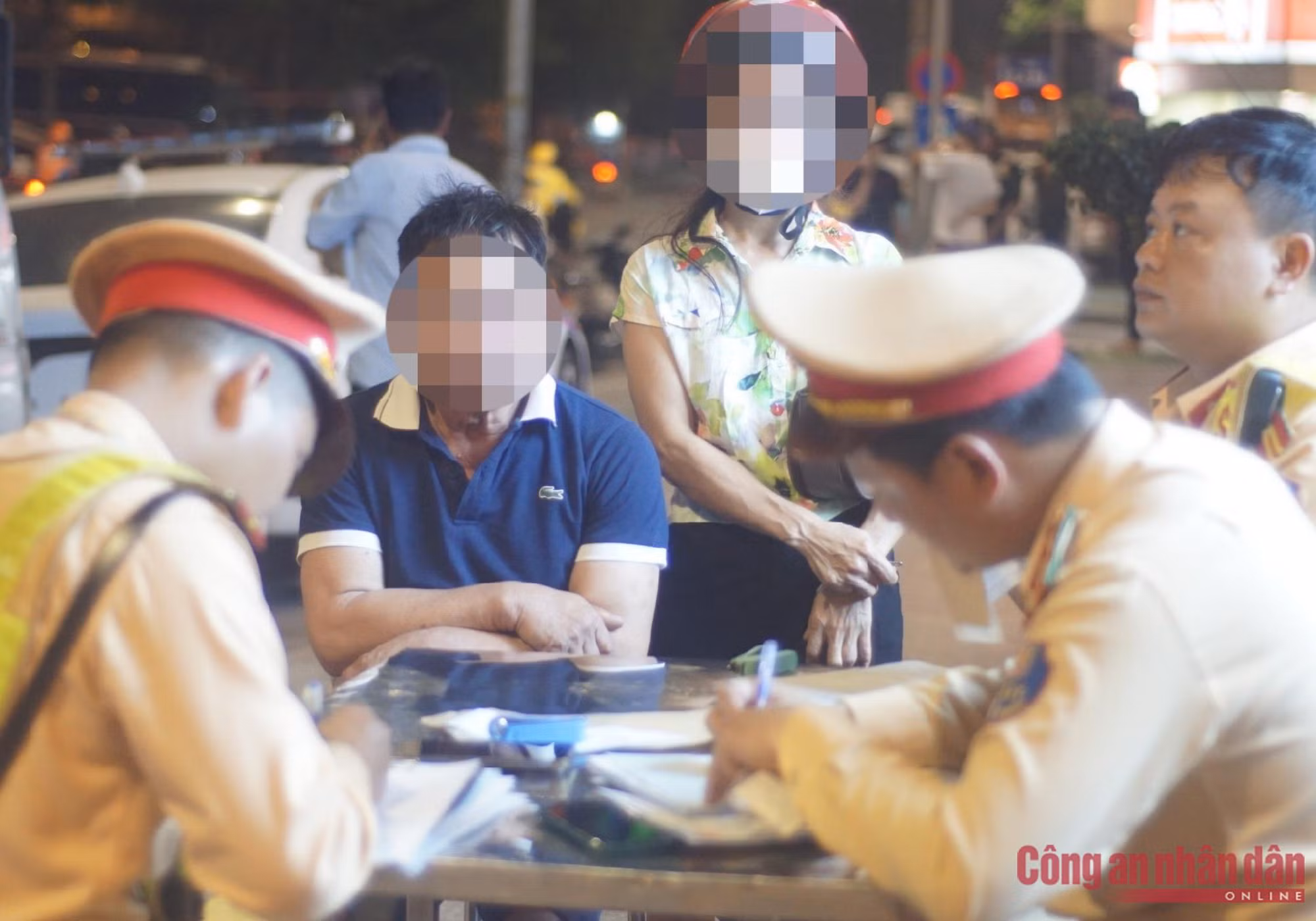Rượu bia ngày lễ, nhiều tài xế bị CSGT giữ xe, phạt tiền ảnh 2 Rượu bia ngày lễ, nhiều tài xế bị CSGT thu xe, phạt tiền -0