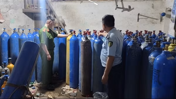 Phát hiện hàng trăm bình chứa khí cười (N20) không có hóa đơn chứng từ