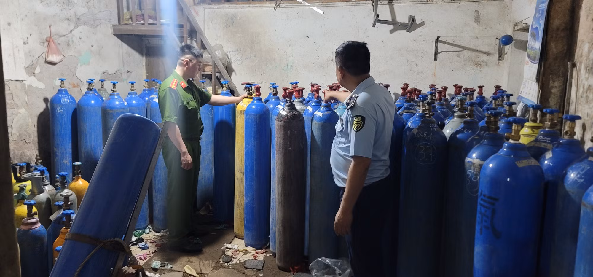 Phát hiện hàng trăm bình chứa khí N20 không có hóa đơn chứng từ -0