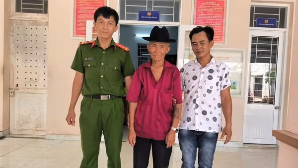 Biểu dương Công an xã tích cực tổ chức tìm kiếm cụ ông 84 tuổi bị lạc trong rừng