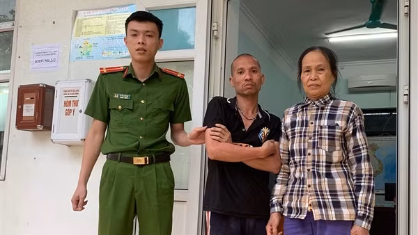 Công an xã giúp đỡ người bị thiểu năng trí tuệ đi lạc về với gia đình