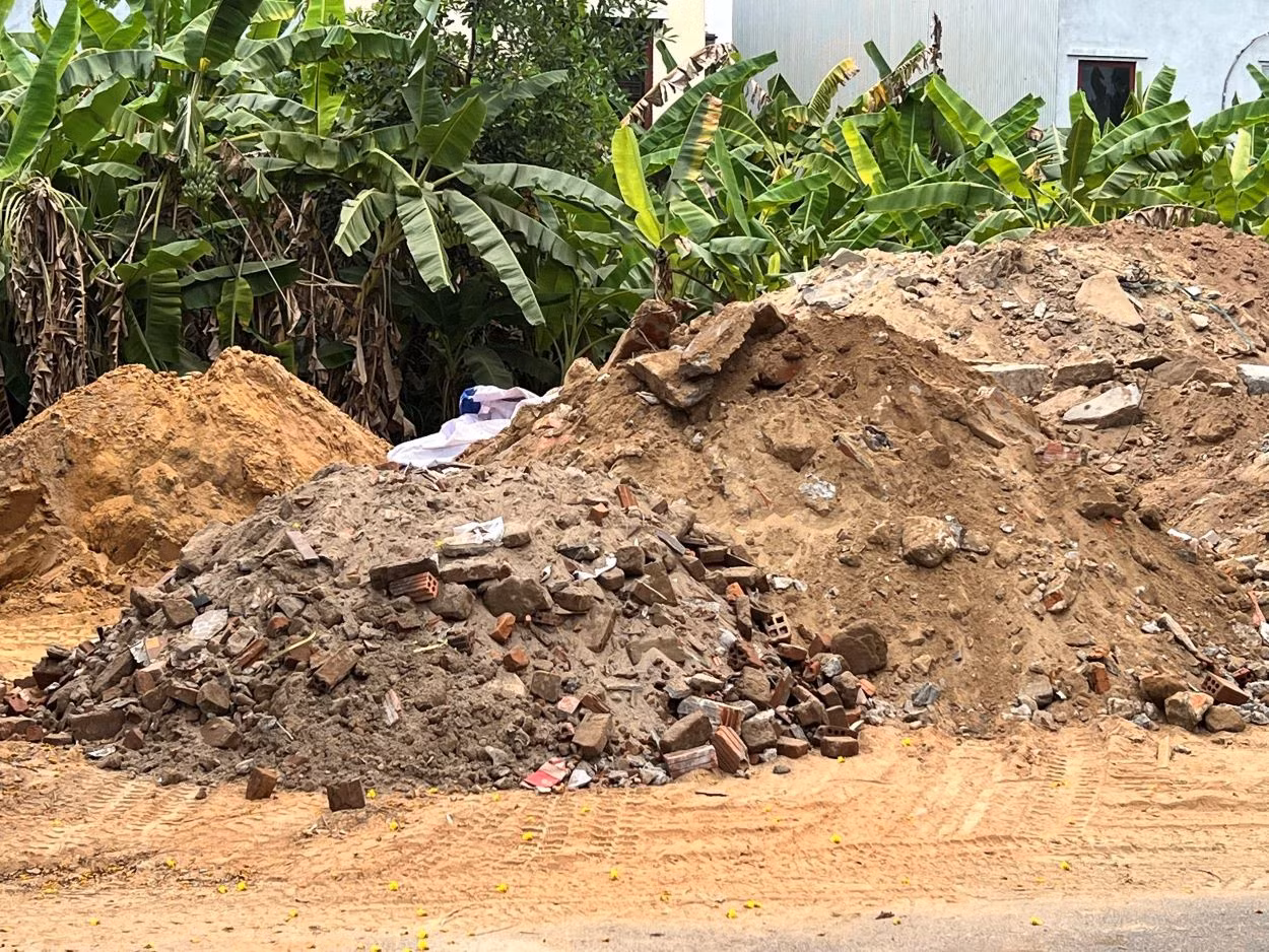 Đà Nẵng: Cần chấm dứt hàng loạt bãi tập kết rác thải xây dựng không phép giữa khu dân cư -1