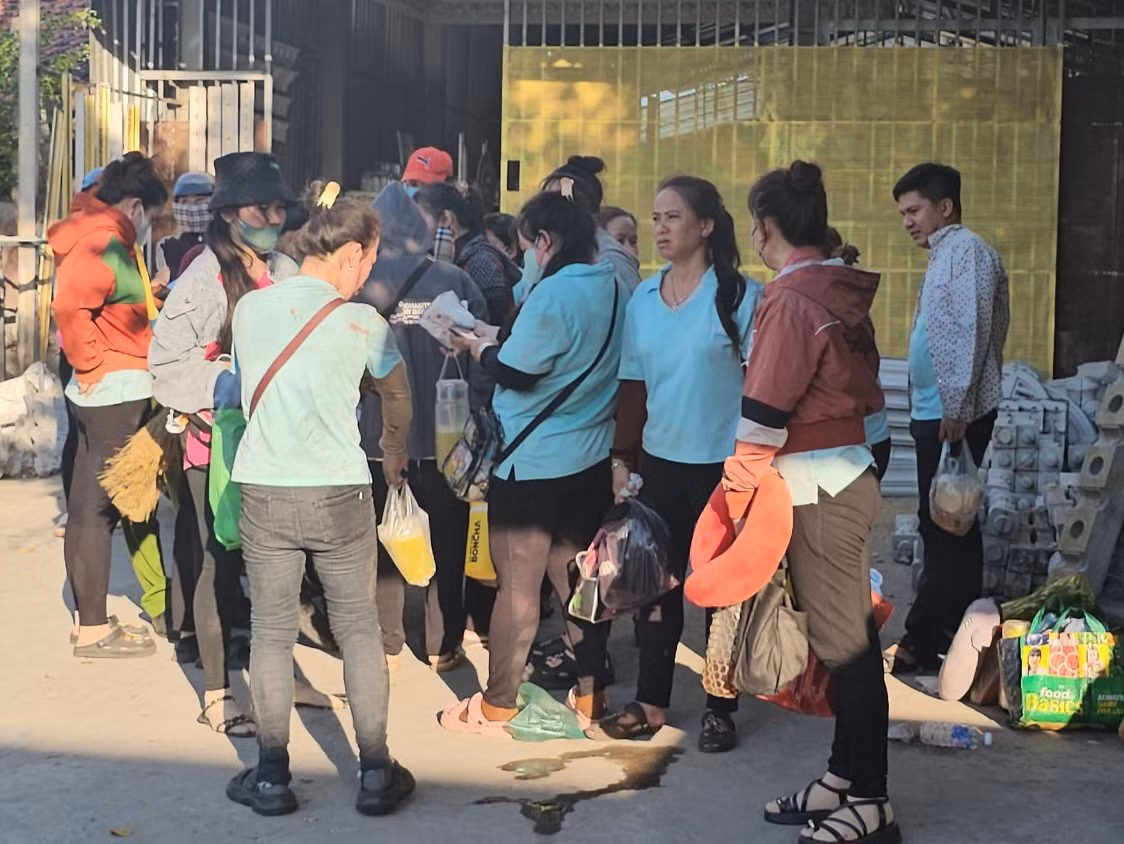 Truy tìm xe máy đột ngột băng ngang đường khiến xe đưa đón công nhân lật ngang -0