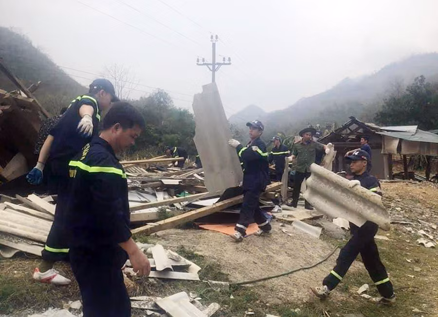 Công an Sơn La hỗ trợ nhân dân khắc phục hậu quả do thiên tai -0