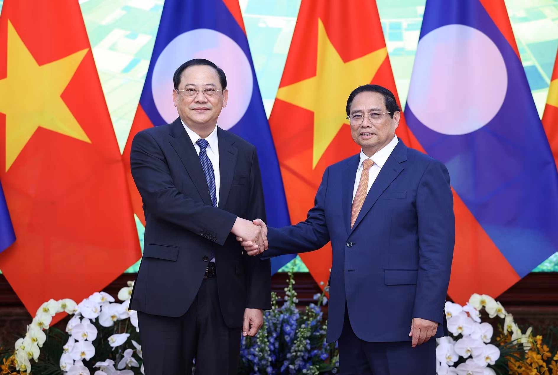 vna_potal_thu_tuong_pham_minh_chinh_lam_viec_voi_thu_tuong_lao_sonexay_siphandone_7335668.jpg -0