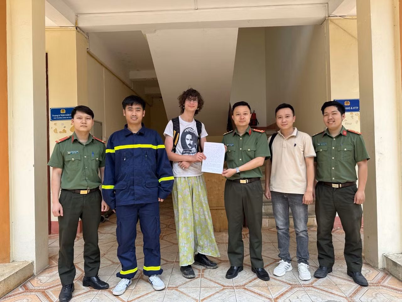 Trắng đêm tìm kiếm, cứu hộ thành công du khách người Anh bị lạc trong rừng -0
