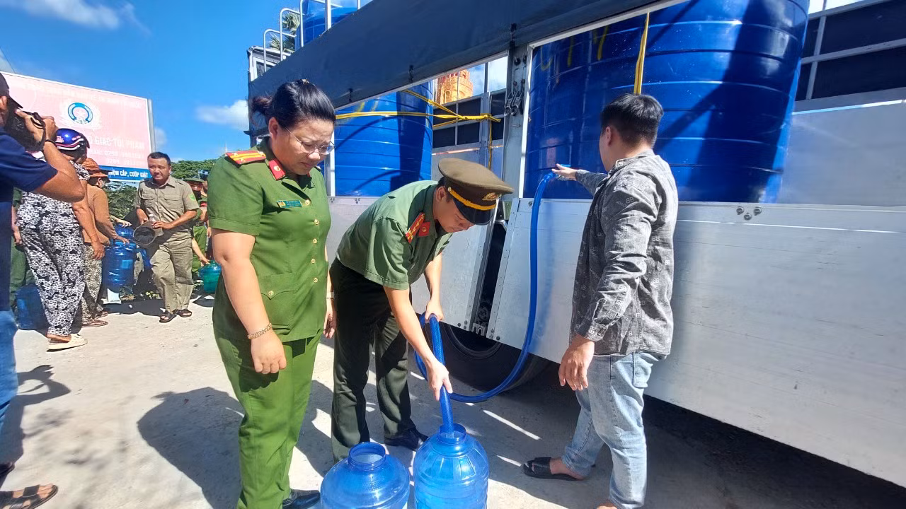 Giọt nước nghĩa tình mùa khô hạn -5