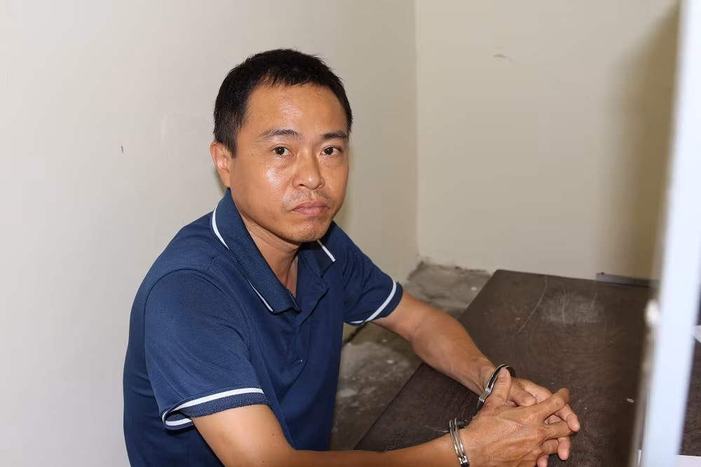 Nợ nần, anh trai rủ em ruột rủ đi trộm ô tô -0