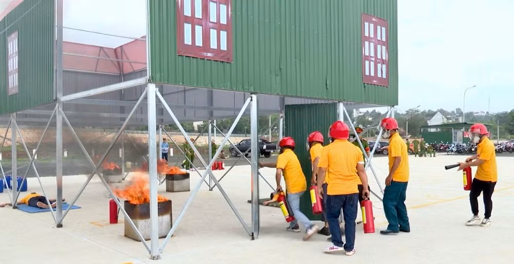 Sôi nổi Hội thi nghiệp vụ chữa cháy và CNCH “Tổ liên gia an toàn PCCC” cấp huyện -0