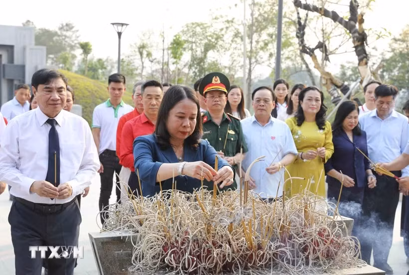 Quyền Chủ tịch nước Võ Thị Ánh Xuân thăm, tặng quà chiến sĩ Điện Biên -0