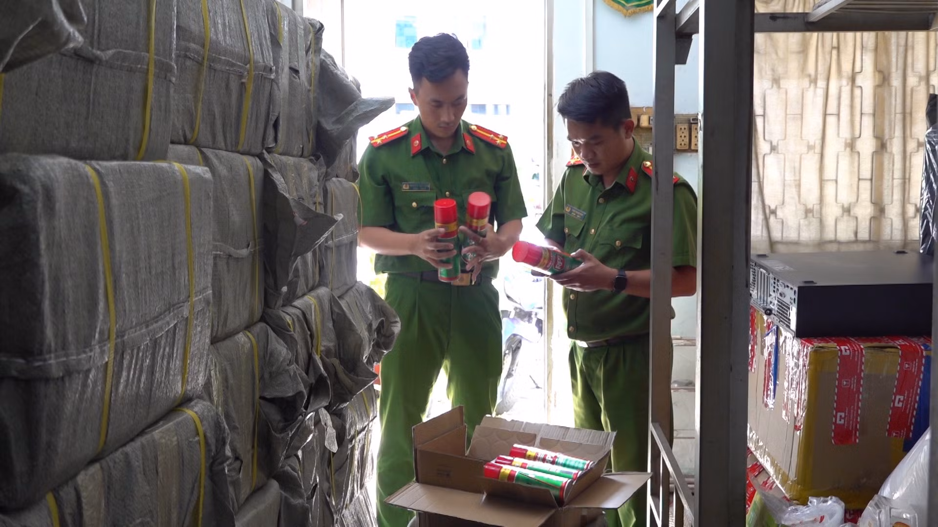 Bắt quả tang đối tượng tàng trữ, buôn bán hàng hóa giả mạo nhãn hiệu -1