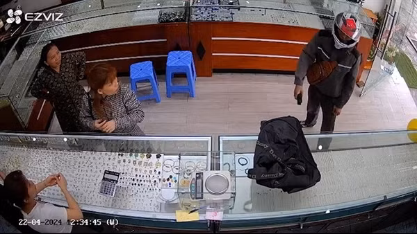 Nhanh chóng khống chế, bắt giữ đối tượng cướp tiệm vàng ở Phú Thọ