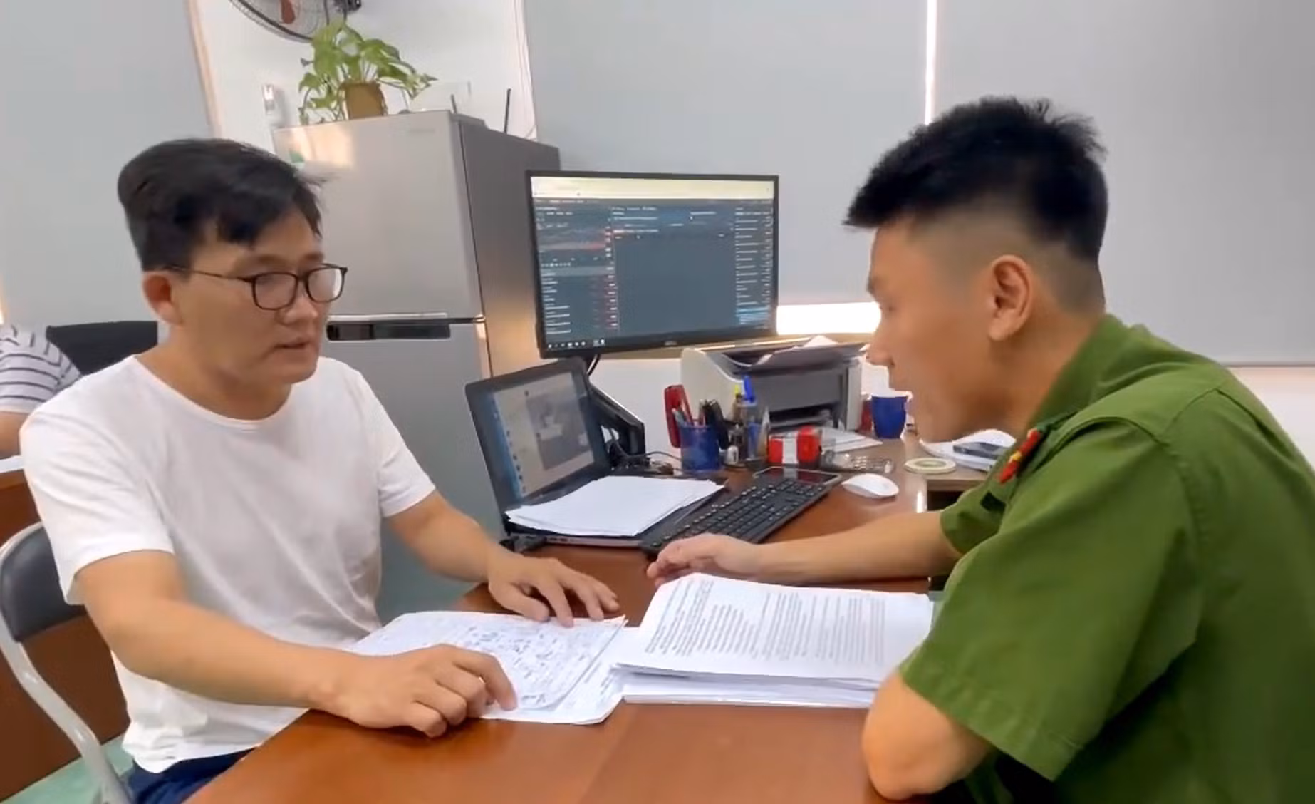 Thu mua thuốc chữa bệnh sắp hết hạn, trôi nổi, về phù phép thành thuốc mới -0