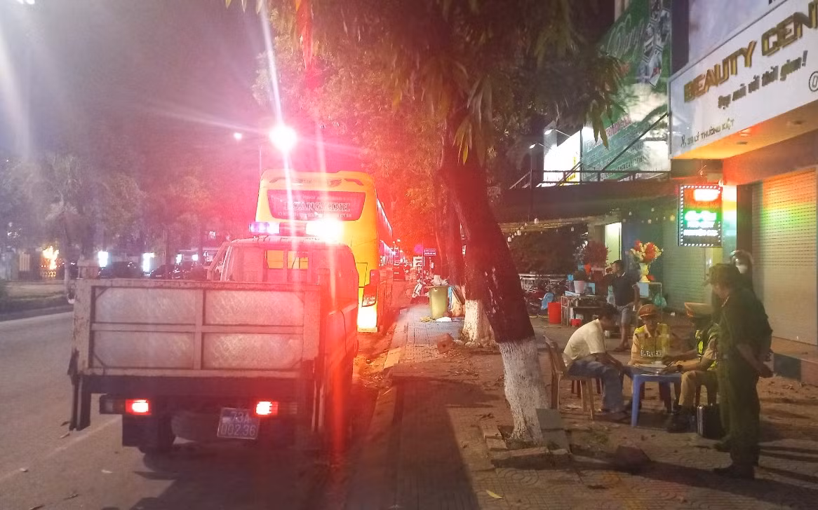 Quyết liệt xử lý xe ô tô dừng, đỗ, đón, trả khách sai quy định -0