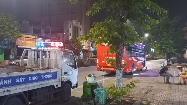 Công an Quảng Bình tăng cường xử lý xe ô tô dừng, đỗ, đón, trả khách sai quy định