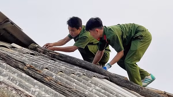 Công an Sơn La hỗ trợ nhân dân khắc phục hậu quả do thiên tai